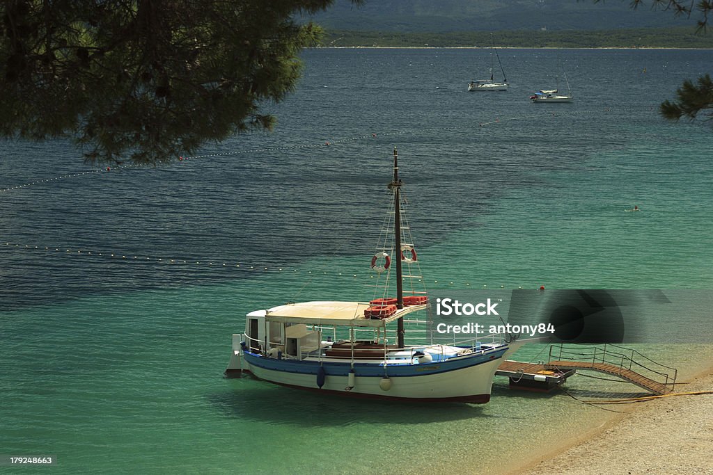 Łódka anchorer na plaży - Zbiór zdjęć royalty-free (Bałkany)