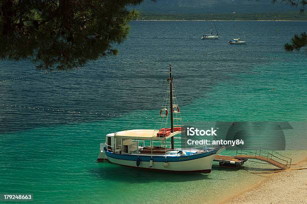 Łódka Anchorer Na Plaży - zdjęcia stockowe i więcej obrazów Bałkany - Bałkany, Bez ludzi, Brač