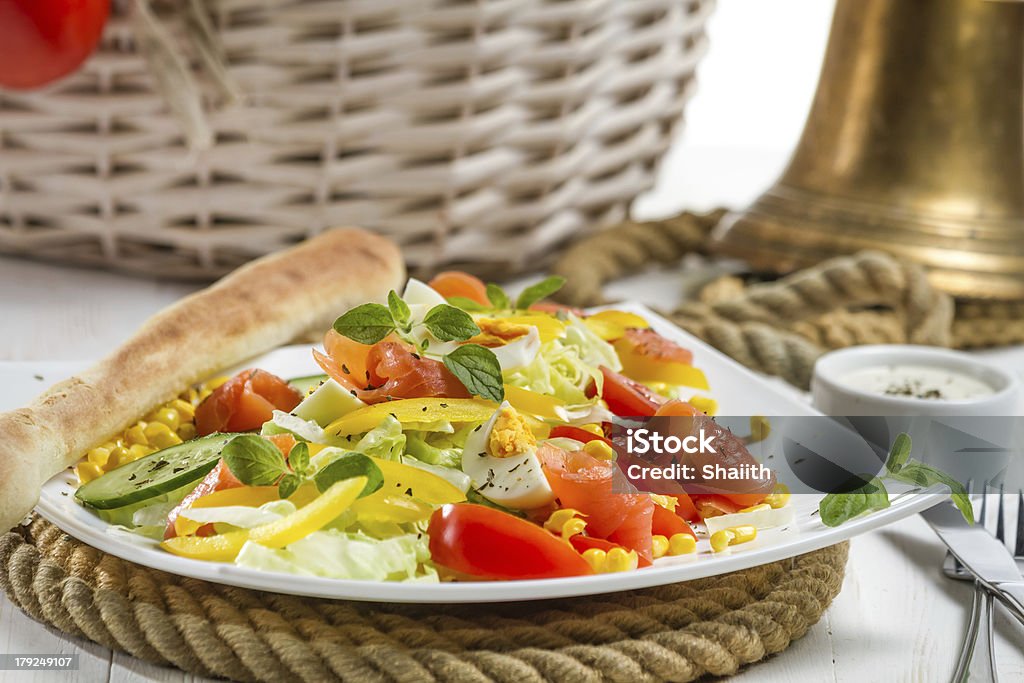 Здоровый Салат с лососем, сделанные из свежих овощей - Стоковые фото Ароматический роялти-фри