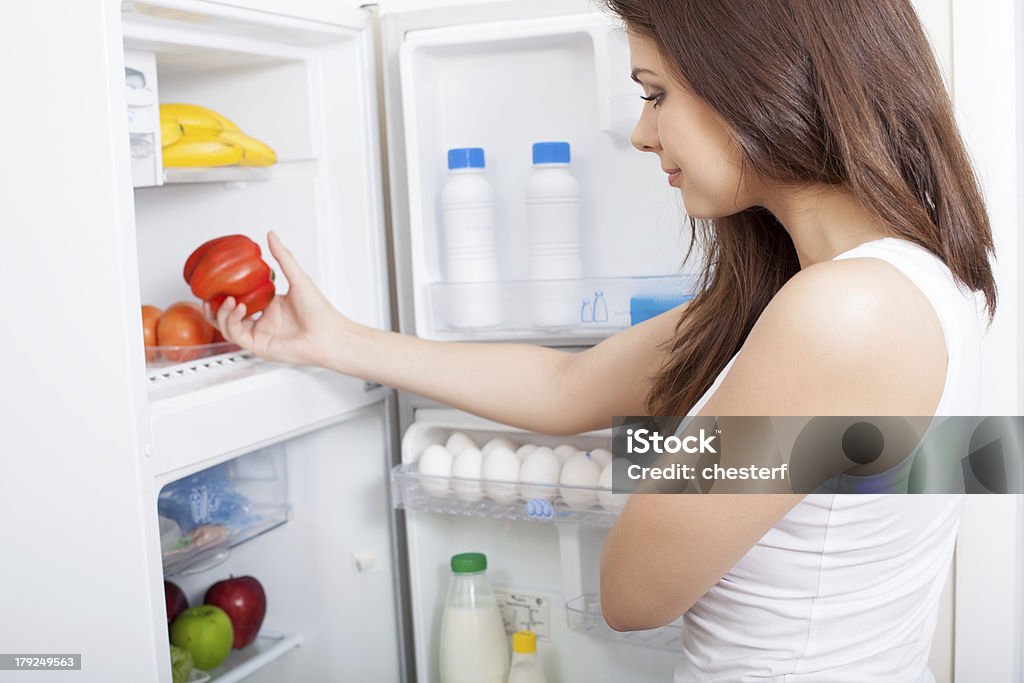Женщина искать в ее холодиль�ник - Стоковые фото Бытовая техника роялти-фри