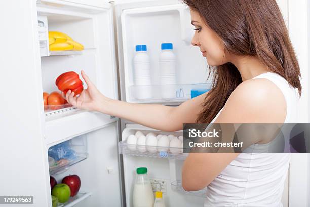 Женщина Искать В Ее Холодильник — стоковые фотографии и другие картинки Бытовая техника - Бытовая техника, Вегетарианское питание, Взрослый