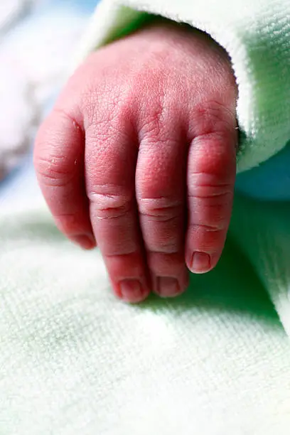 Close view of the hand of a newborn baby.