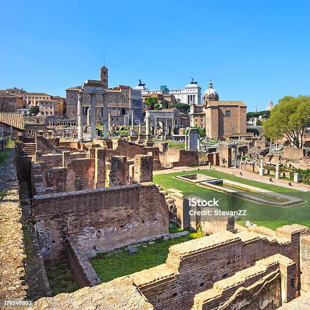 Photo libre de droit de Forum Romain Et Ruines Panorama Classée Au Patrimoine Mondial De Lunesco Rome En Italie banque d'images et plus d'images libres de droit de Antique