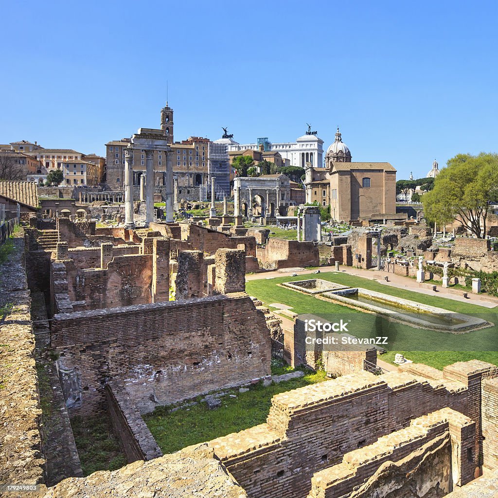 Foro romano e rovine panorama. Sito Patrimonio dell'Unesco. Roma, Italia. - Foto stock royalty-free di Ambientazione esterna