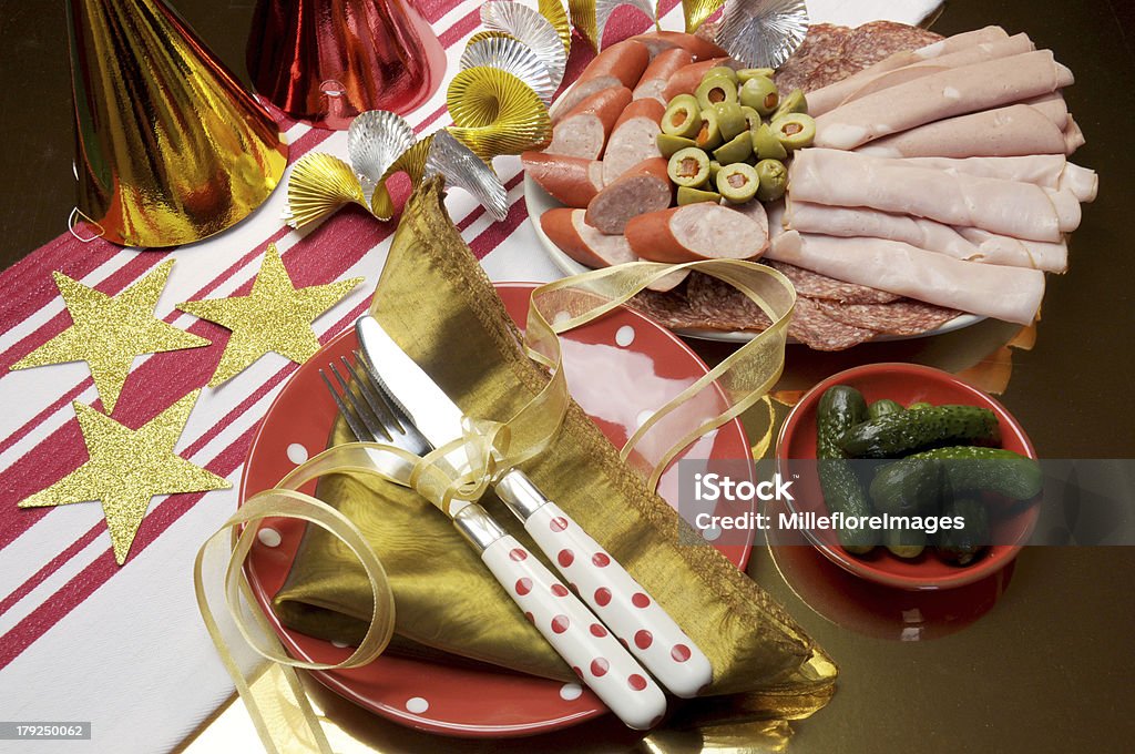 table de fête rouge, or et blanc avec des couleurs. - Photo de Aliment libre de droits