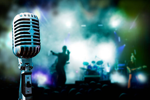 live-musik im hintergrund - music microphone singer stage stock-fotos und bilder