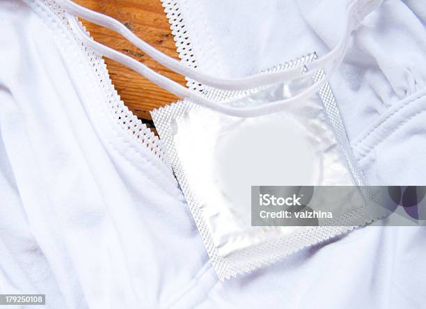 Prezerwatywy I Koronki Elementy Erotyczne Kobieta Bielizna Damska - zdjęcia stockowe i więcej obrazów Antykoncepcja