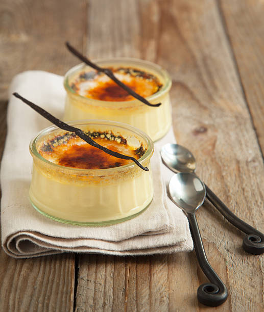 ванильный боб крем-брюле - dessert creme brulee food gourmet стоковые фото и изображения