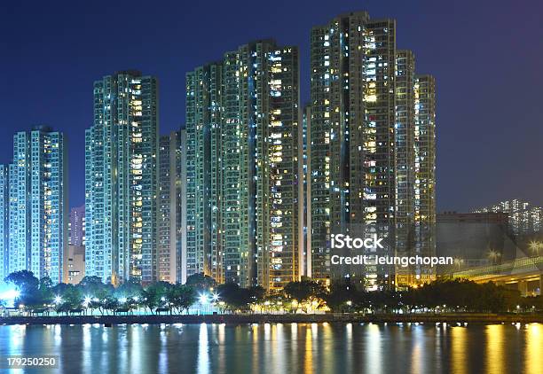 Apartmentgebäude Bei Nacht Stockfoto und mehr Bilder von Architektur - Architektur, Außenaufnahme von Gebäuden, Balkengerüst