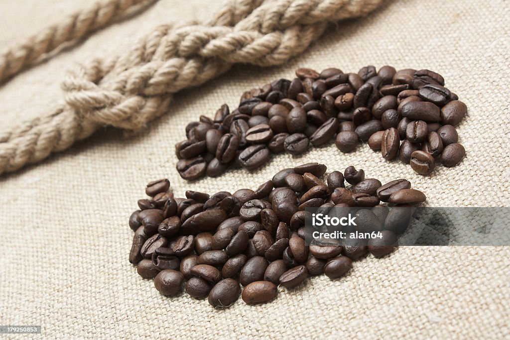 Chicchi di caffè sul bordo - Foto stock royalty-free di Agricoltura