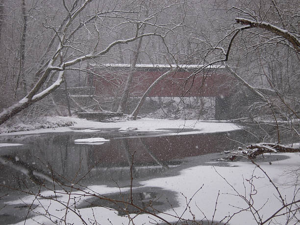 Ponte Coberta no Inverno - fotografia de stock