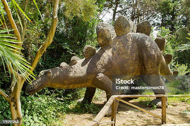 Dinossauro - Fotografias de stock e mais imagens de Ao Ar Livre - Ao Ar Livre, Cor verde, Criança