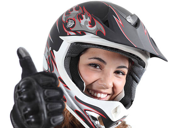 motociclista mujer feliz con un casco de motocross y botón pulgar levantado - motorcycle women helmet sensuality fotografías e imágenes de stock