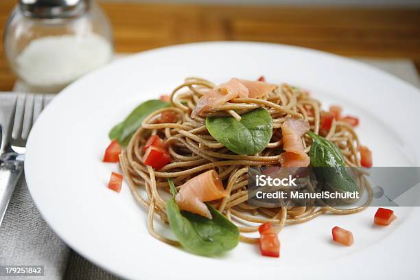 Wholemeal Esparguete - Fotografias de stock e mais imagens de Esparguete - Esparguete, Trigo integral, Alimentação Saudável