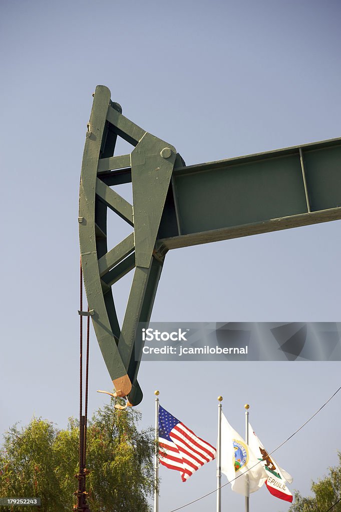 石油掘削装置、アメリカの旗 - カリフォルニア州のロイヤリティフリーストックフォト