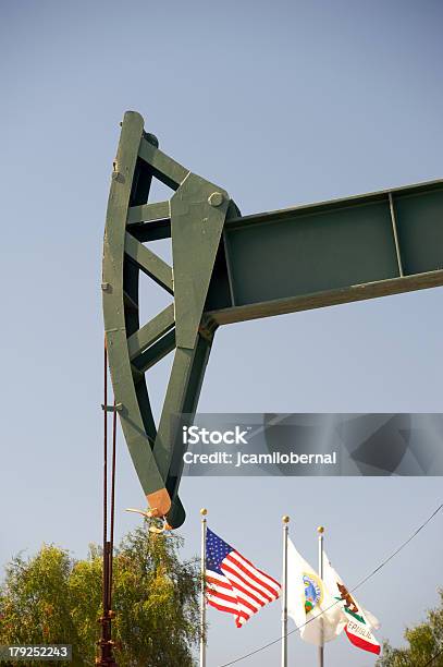 Нефтяная Платформа И Флаг Сша — стоковые фотографии и другие картинки Калифорния - Калифорния, Буровая установка, Звёздно-полосатый флаг