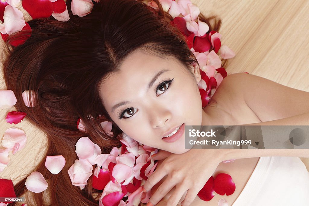 Beleza garota sorridente close-up de rosa de fundo - Foto de stock de Adulto royalty-free