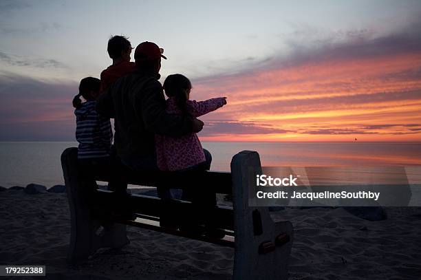 Familie Auf Einer Bank Vor Dem Sonnenuntergang Stockfoto und mehr Bilder von Michigan - Michigan, Familie, Menschen