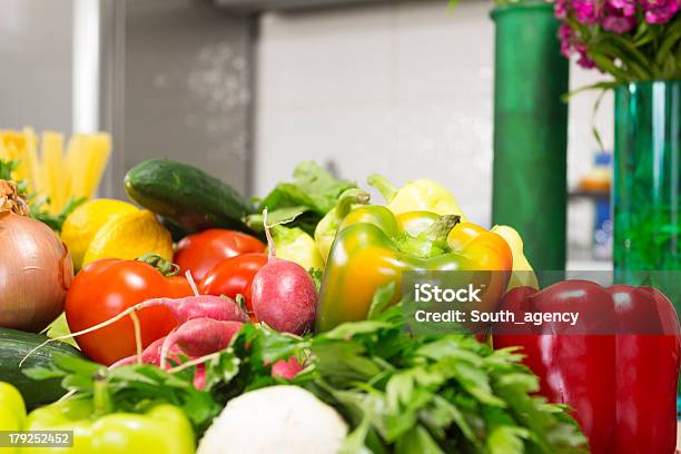 Produtos Hortícolas - Fotografias de stock e mais imagens de Alimentação Saudável - Alimentação Saudável, Batata Crua, Cebola