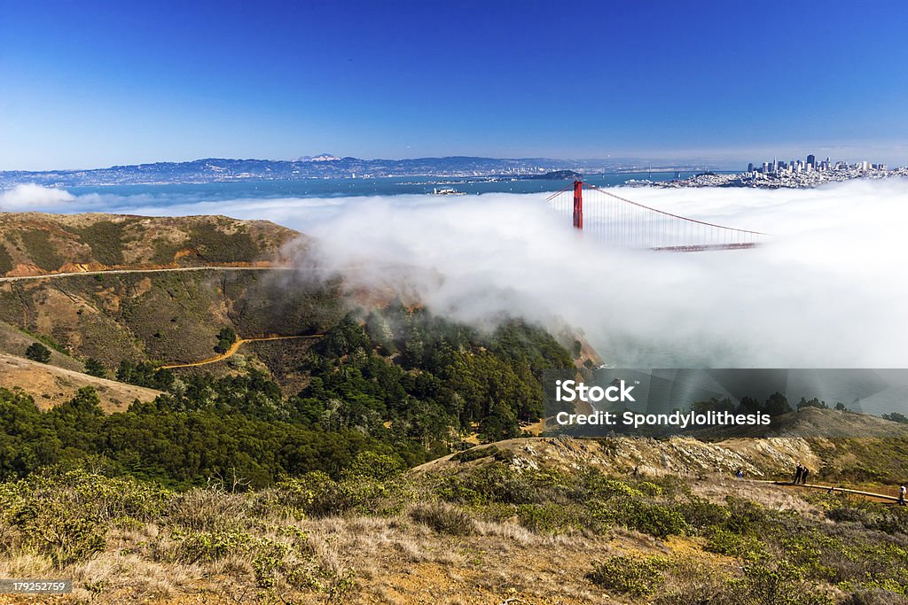 Golden Gate Bridge, San Francisco y a través de la neblina - Foto de stock de Aire libre libre de derechos