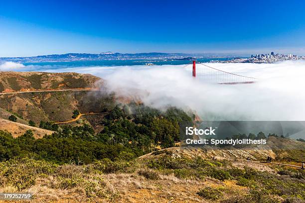 Golden Gate Bridge E San Francisco Throught La Nebbia - Fotografie stock e altre immagini di Ambientazione esterna