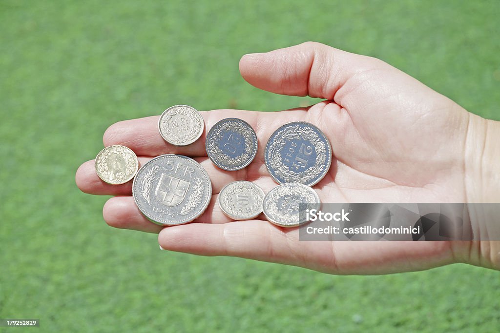 Un ensemble de pièces de francs suisses - Photo de Activité bancaire libre de droits