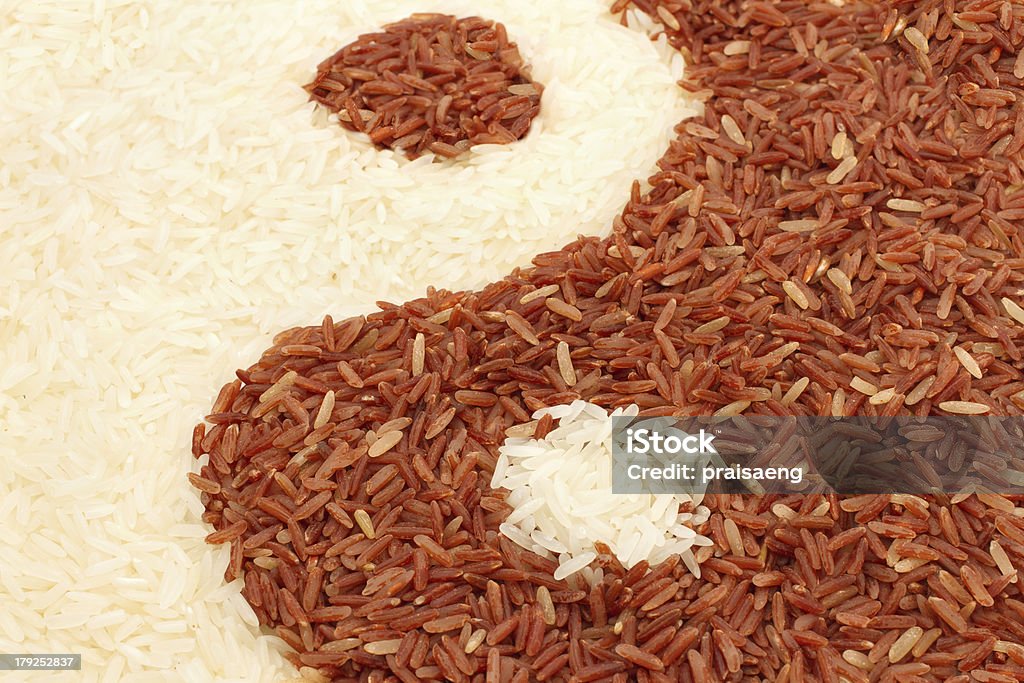 Коричневый и Жасминовый рис в символ инь-ян - Стоковые фото Азия роялти-фри