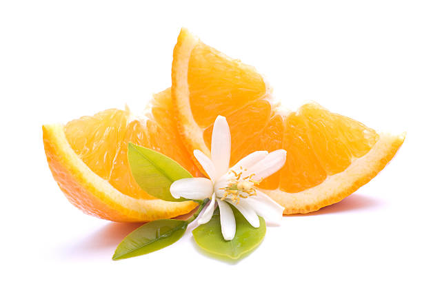 arance fresche con fiori d'arancio - blossom orange orange tree citrus fruit foto e immagini stock