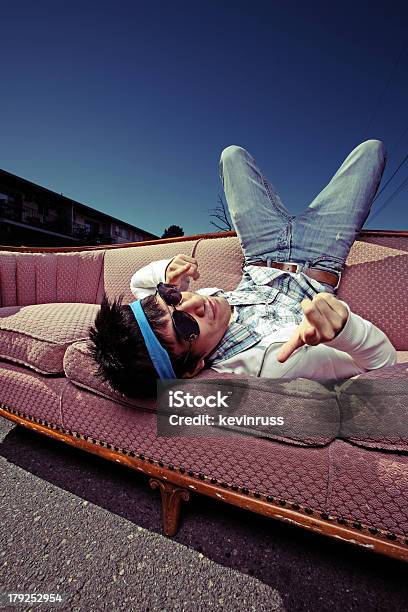 Guy Pôr No Sofá - Fotografias de stock e mais imagens de Adolescente - Adolescente, Adulto, Azul