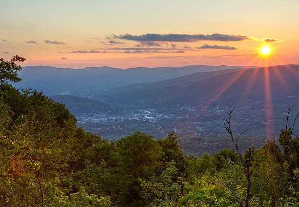 pôr do sol de verão acima north adams - berkshire hills - fotografias e filmes do acervo