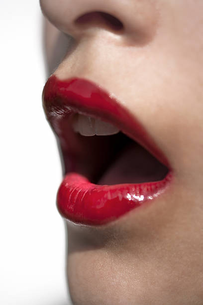 des lèvres rouges ouvert - sensuality human lips mouth open studio shot photos et images de collection