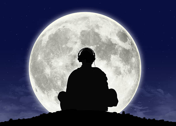 monge zen ouvindo música na lua cheia - full moon audio imagens e fotografias de stock