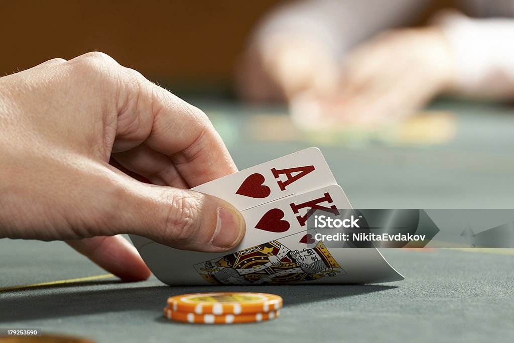 Poker - Photo de Avoir la main aux cartes libre de droits