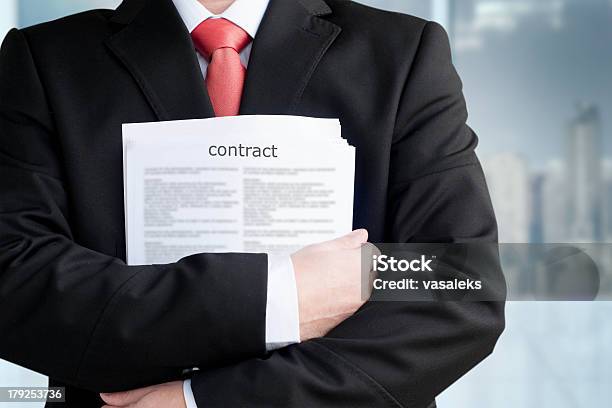 Empresário Com Contrato - Fotografias de stock e mais imagens de Adulto - Adulto, Contrato, Crescimento