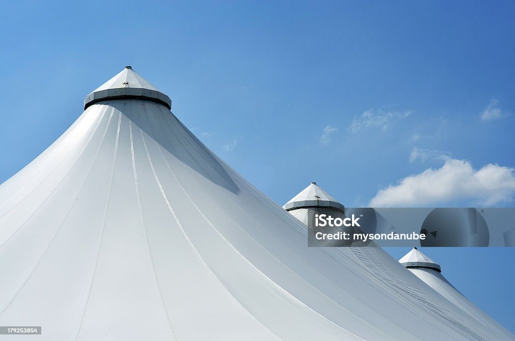 ビッグなテントアゲインストブルースカイ - 大型テントのロイヤリティフリーストックフォト