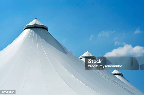 ビッグなテントアゲインストブルースカイ - 大型テントのストックフォトや画像を多数ご用意 - 大型テント, ポール, テント