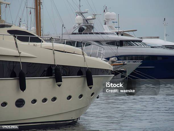 Yachten Foto de stock y más banco de imágenes de Agua - Agua, Cannes, Embarcación a motor