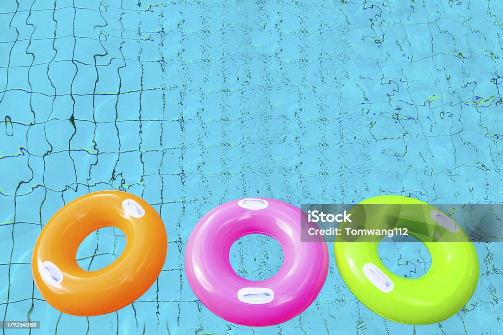 Colorido piscina rings en el agua - Foto de stock de Agua libre de derechos