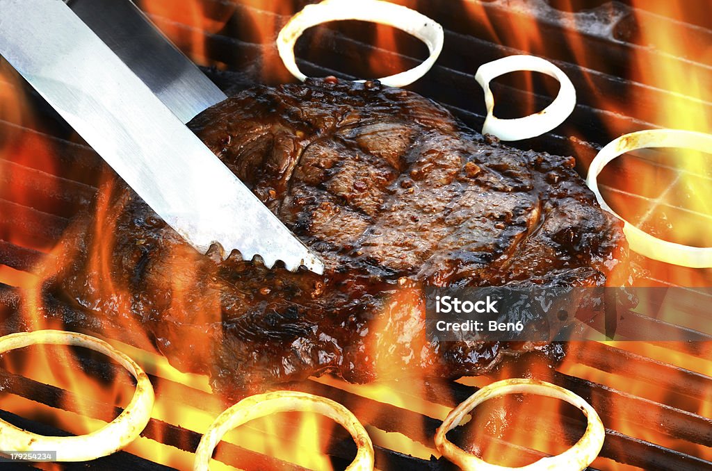 Hot bife suculento na grelha em chamas - Foto de stock de Bife royalty-free