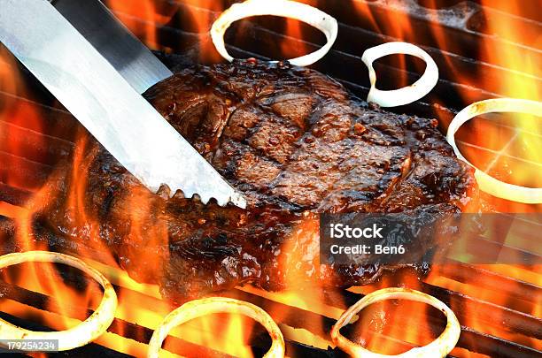 Foto de Hot Bife Suculento Na Grelha Em Chamas e mais fotos de stock de Bife - Bife, Calor, Carne