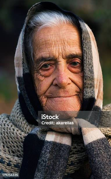 Old Lady Da Grécia - Fotografias de stock e mais imagens de Avó - Avó, Estilo retro, Adulto