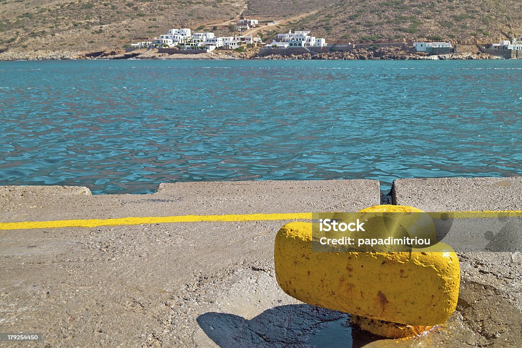 Giallo posto in porto in metallo su Sifnos isola, Grecia - Foto stock royalty-free di Porto marittimo