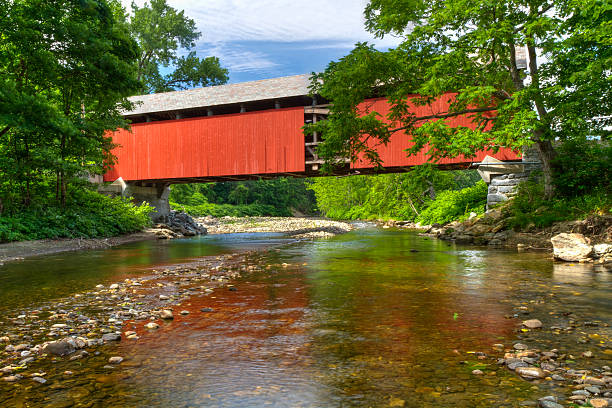 バークシャー屋根付き橋 - berkshire hills ストックフォトと画像