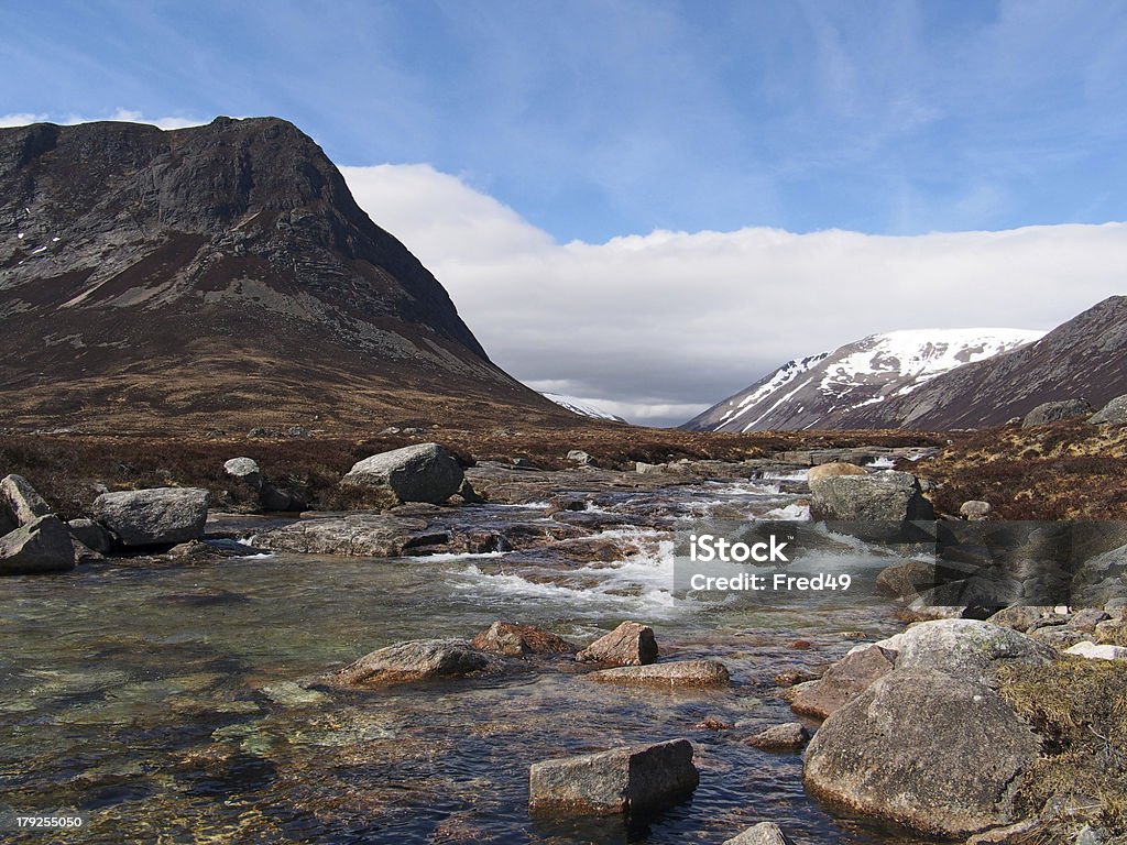 Lairig Ghru widoczne od river Dee, Szkocji w maju - Zbiór zdjęć royalty-free (Bez ludzi)