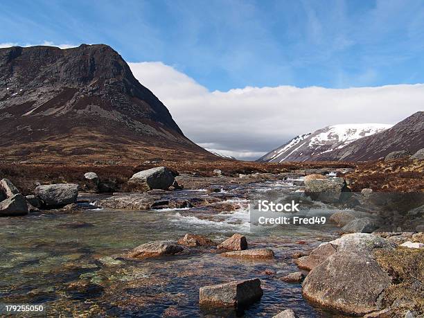 Lairig Ghru Widoczne Od River Dee Szkocji W Maju - zdjęcia stockowe i więcej obrazów Bez ludzi - Bez ludzi, Chmura, Dolina