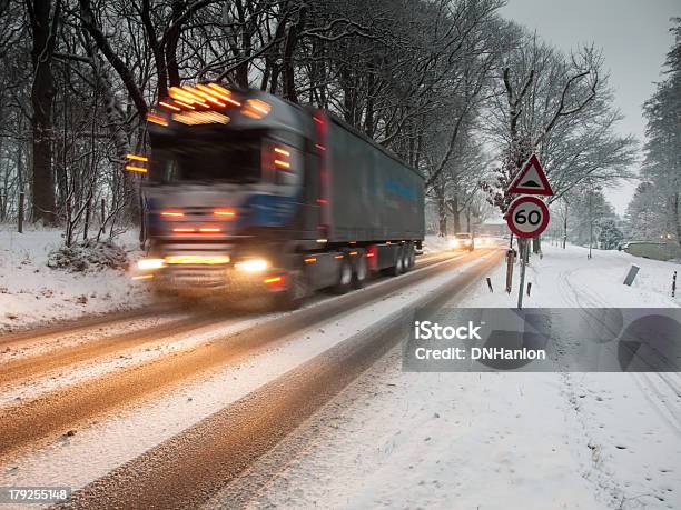 Foto de Rápido Movimento De Veículos Pesados De Mercadorias Em Uma Tempestade De Neve e mais fotos de stock de Caminhão