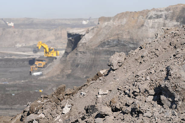 крупным планом для нефтеносных песков - industrial equipment dump truck bulldozer mining стоковые фото и изображения