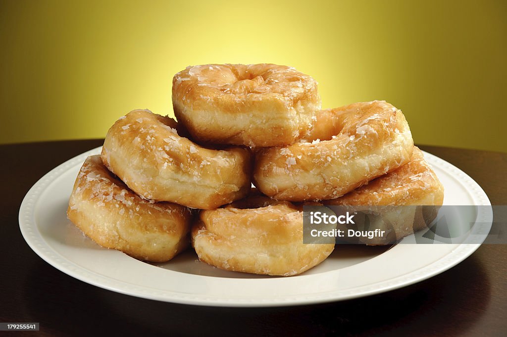 Delicioso Donuts em placa com fundo amarelo - Royalty-free Alimentação Não-saudável Foto de stock