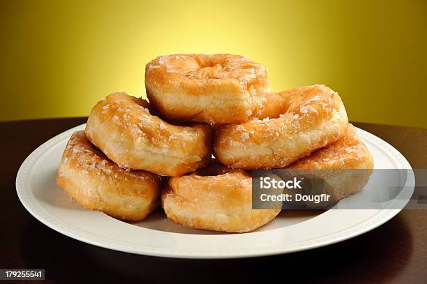 Foto de Donuts No Delicioso Prato Com Fundo Amarelo e mais fotos de stock de Alimentação Não-saudável - Alimentação Não-saudável, Amarelo, Açúcar