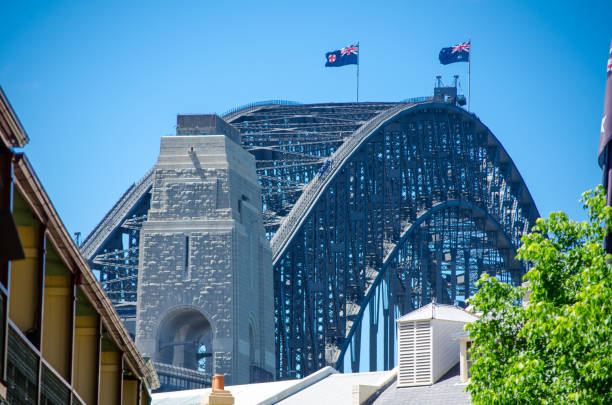 록스 스트리트에서 바라본 시드니 하버 브리지. - sydney australia the rocks australia architectural styles 뉴스 사진 이미지